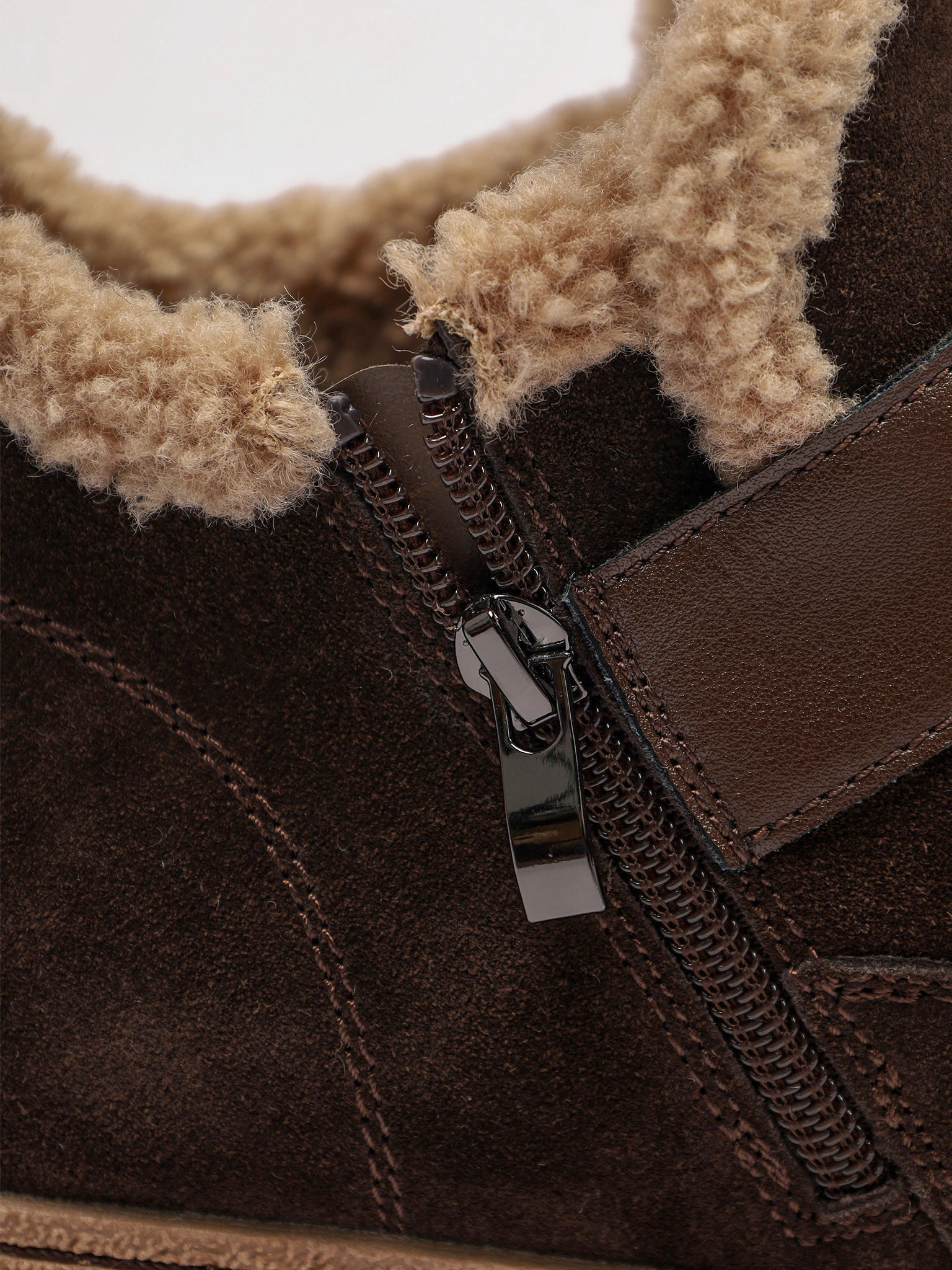 Ботинки темно-коричневого цвета с ремешком на низкой платформе